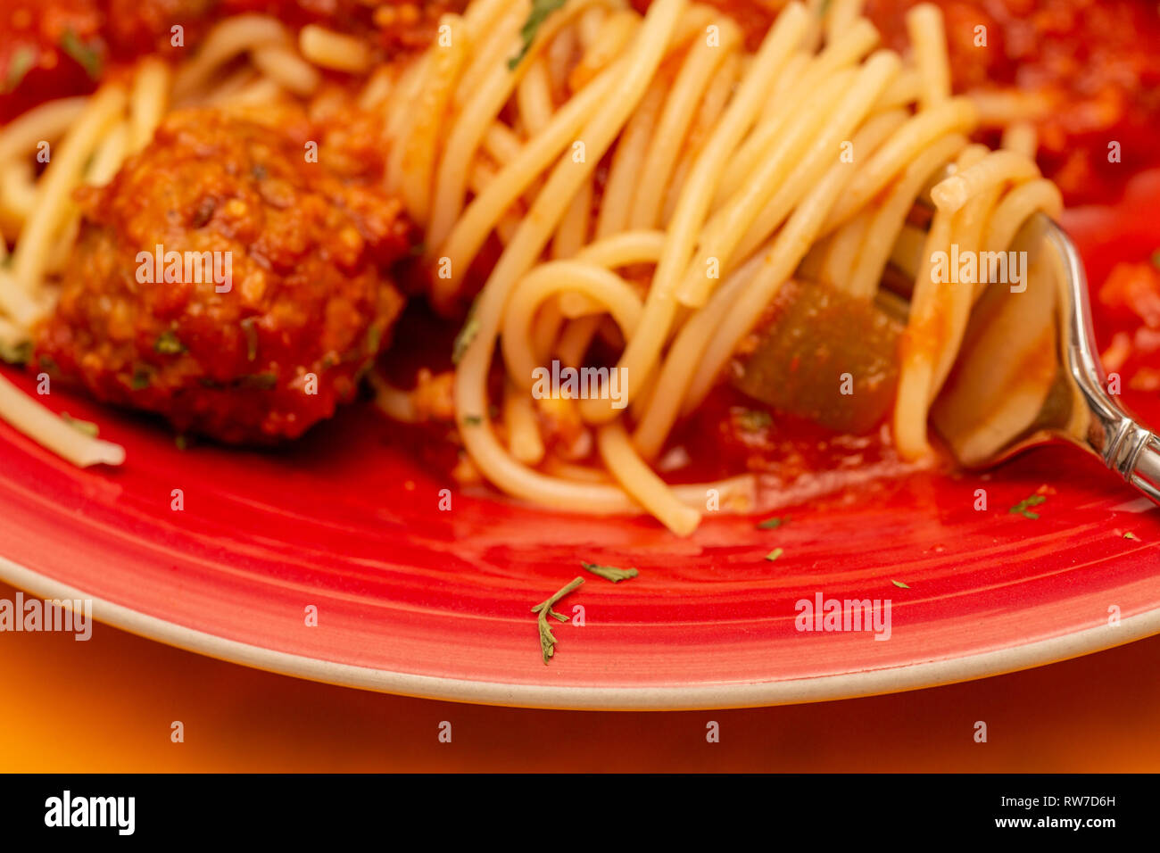 Twirling Spaghetti auf eine Gabel mit frikadelle und Petersilie Stockfoto