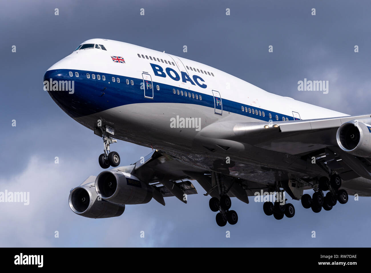 British Airways Boeing 747 Jumbo Jet G-BYGC Landung in London Heathrow bei stürmischem Wetter, in retro boac Farben für die 100-Jahrfeier der BA lackiert Stockfoto