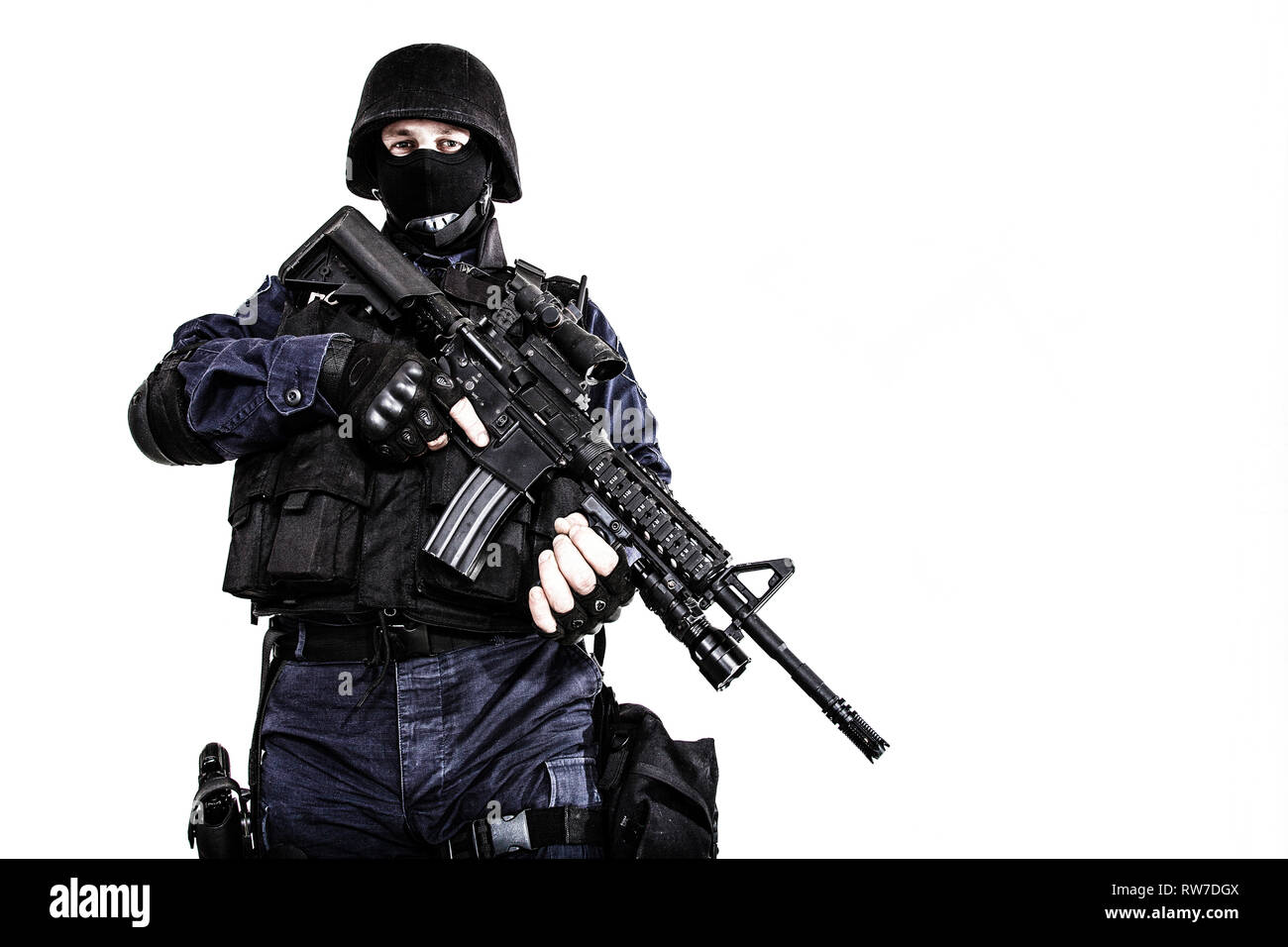 Spezielle Waffen und Taktiken (SWAT) Team Offizier mit seiner Waffe. Stockfoto
