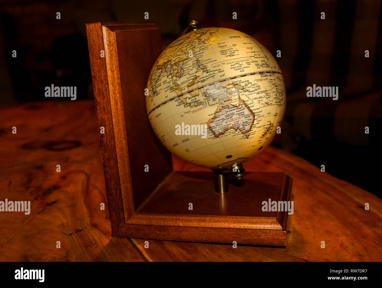 Antike Globus auf Holztisch mit Reiseziel Australien und Neuseeland im Fokus Stockfoto