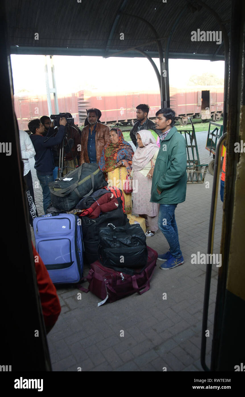 Lahore, Pakistan. 04 Mär, 2019. Inmitten der Spannungen zwischen Pakistan und Indien 196 Passagiere an Bord eines Zuges (Samjhauta Express) nach Indien zurück, nach der in Pakistan für eine Woche festsitzen, in Lahore Bahnhof. Ein pakistanischer Eisenbahnen Beamter sagt eine wichtige Zugverbindungen zwischen Pakistan und benachbarten Indien wurde wieder aufgenommen, ein Zeichen für Spannungen zwischen den beiden Südasiatischen atommächten Rivalen. Credit: Rana Sajid Hussain/Pacific Press/Alamy leben Nachrichten Stockfoto