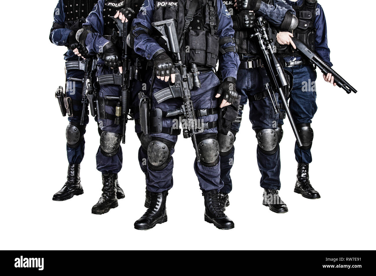 Spezielle Waffen und Taktiken (SWAT) Team Offiziere mit Gewehren. Stockfoto