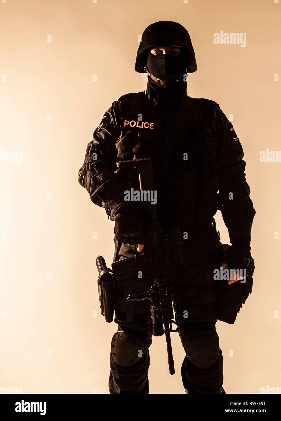 Spezielle Waffen und Taktiken team SWAT officer Silhouette. Stockfoto