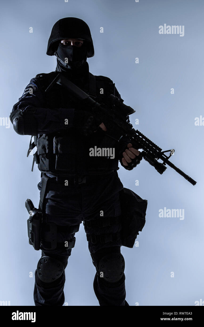 Spezielle Waffen und Taktiken team SWAT officer Silhouette. Stockfoto