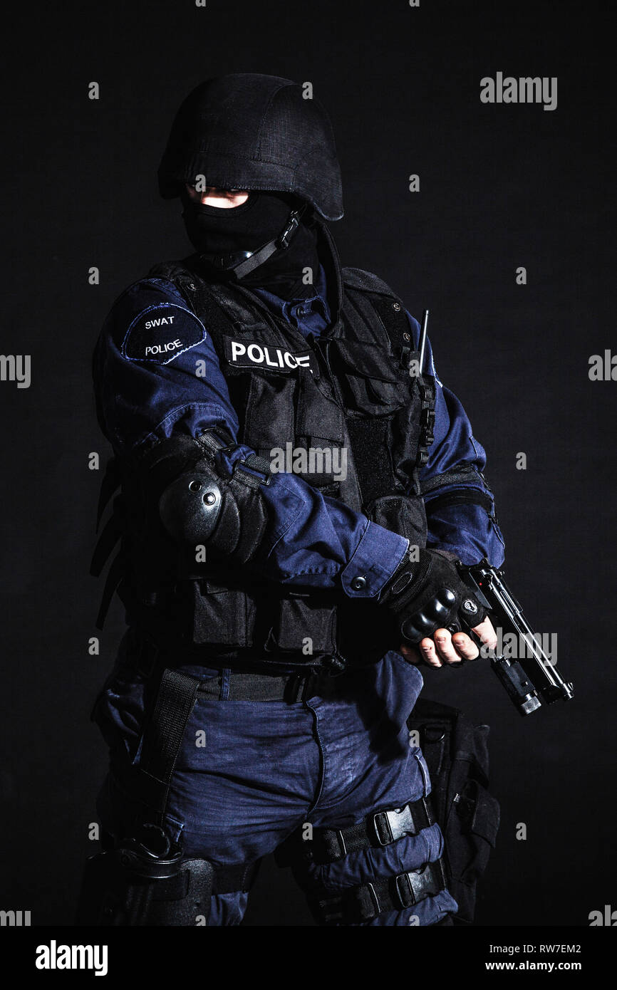 Spezielle Waffen und Taktiken (SWAT) Team Offizier auf schwarzen Hintergrund. Stockfoto