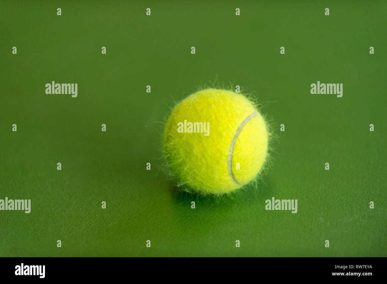 Tennisball auf einem Tennisplatz Stockfoto
