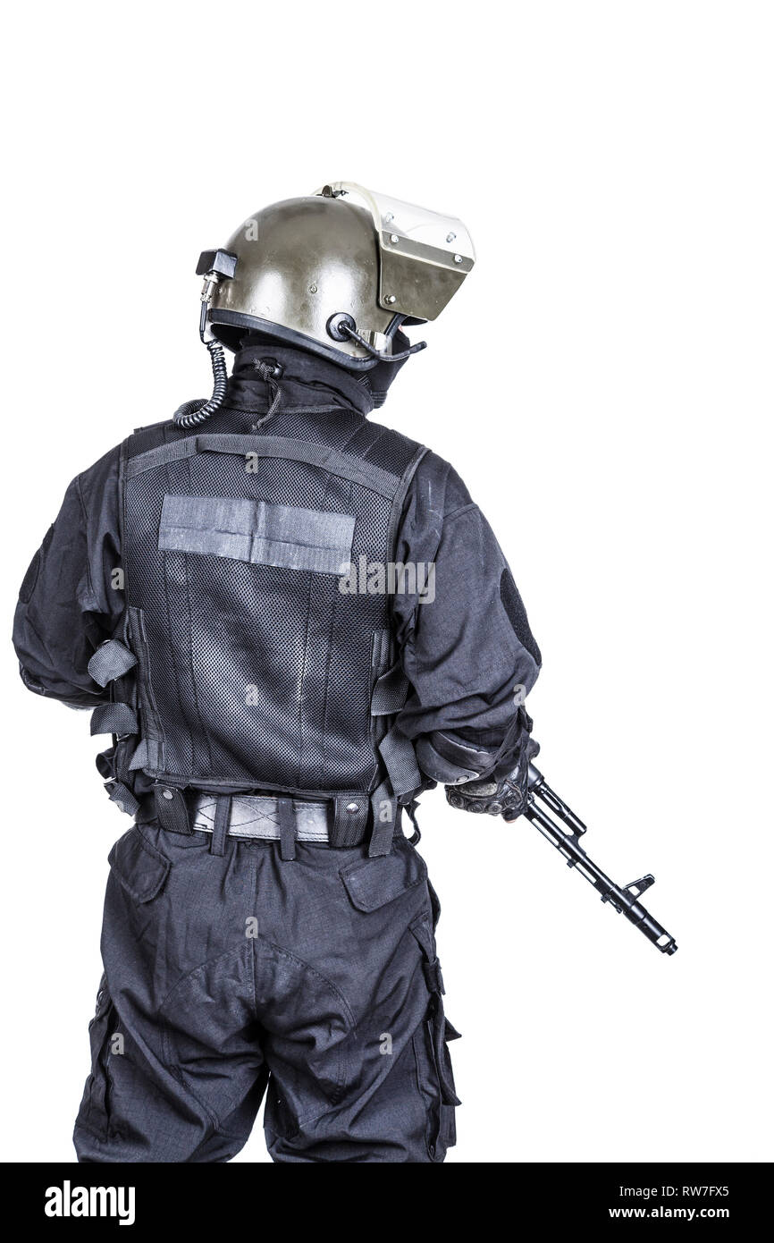 Spec Ops Soldat in schwarzen Uniform und Gesichtsmaske Schuß von hinten. Stockfoto