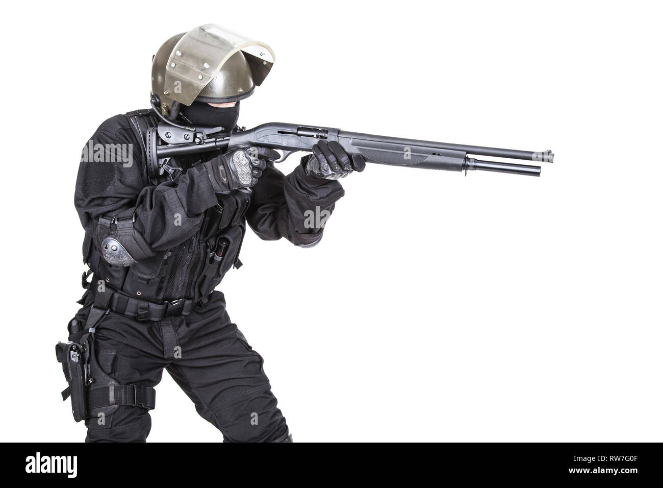 Spec Ops Soldat in schwarzen Uniform und Gesichtsmaske mit Schrotflinte. Stockfoto