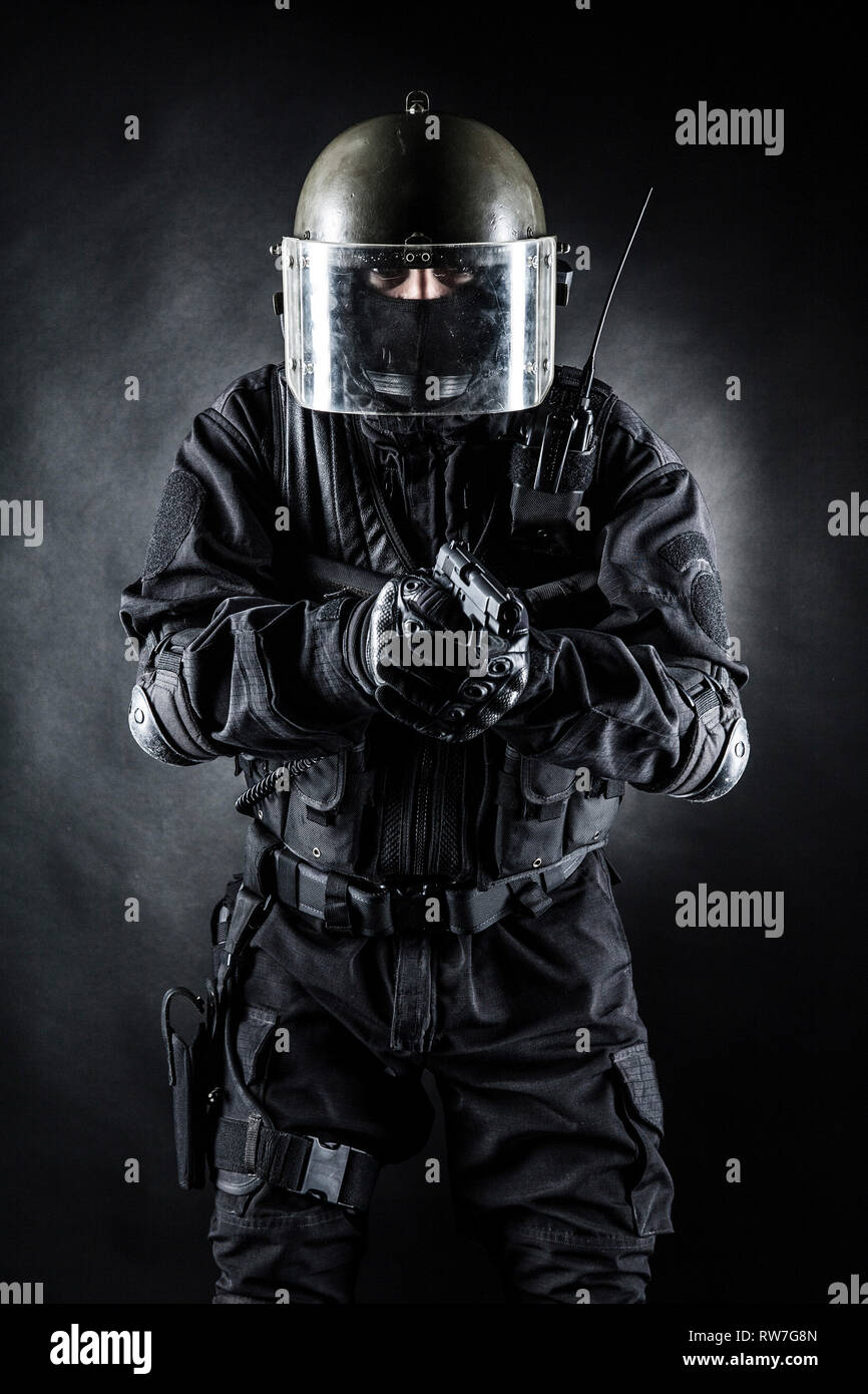 Spec Ops Soldat in Uniform auf schwarzem Hintergrund. Stockfoto