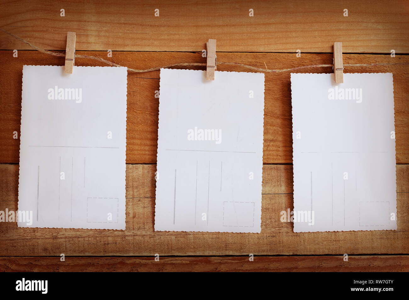 Leere vintage Bilder auf Holz- Hintergrund Stockfoto