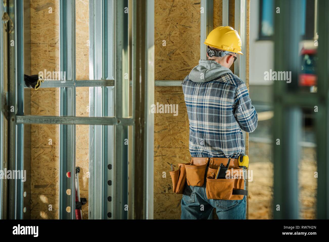 Metall Gebäude Rahmen Bauarbeiter und seinen Job. Industrielle Thema. Kaukasische Männer in seinen 30ern. Stockfoto