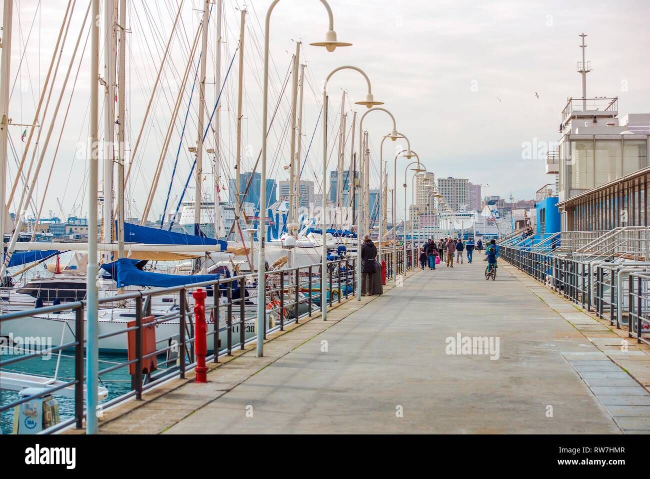 Marina in Genua Italien und das Stadtbild. Region Ligurien. Mittelmeer, Europa. Stockfoto