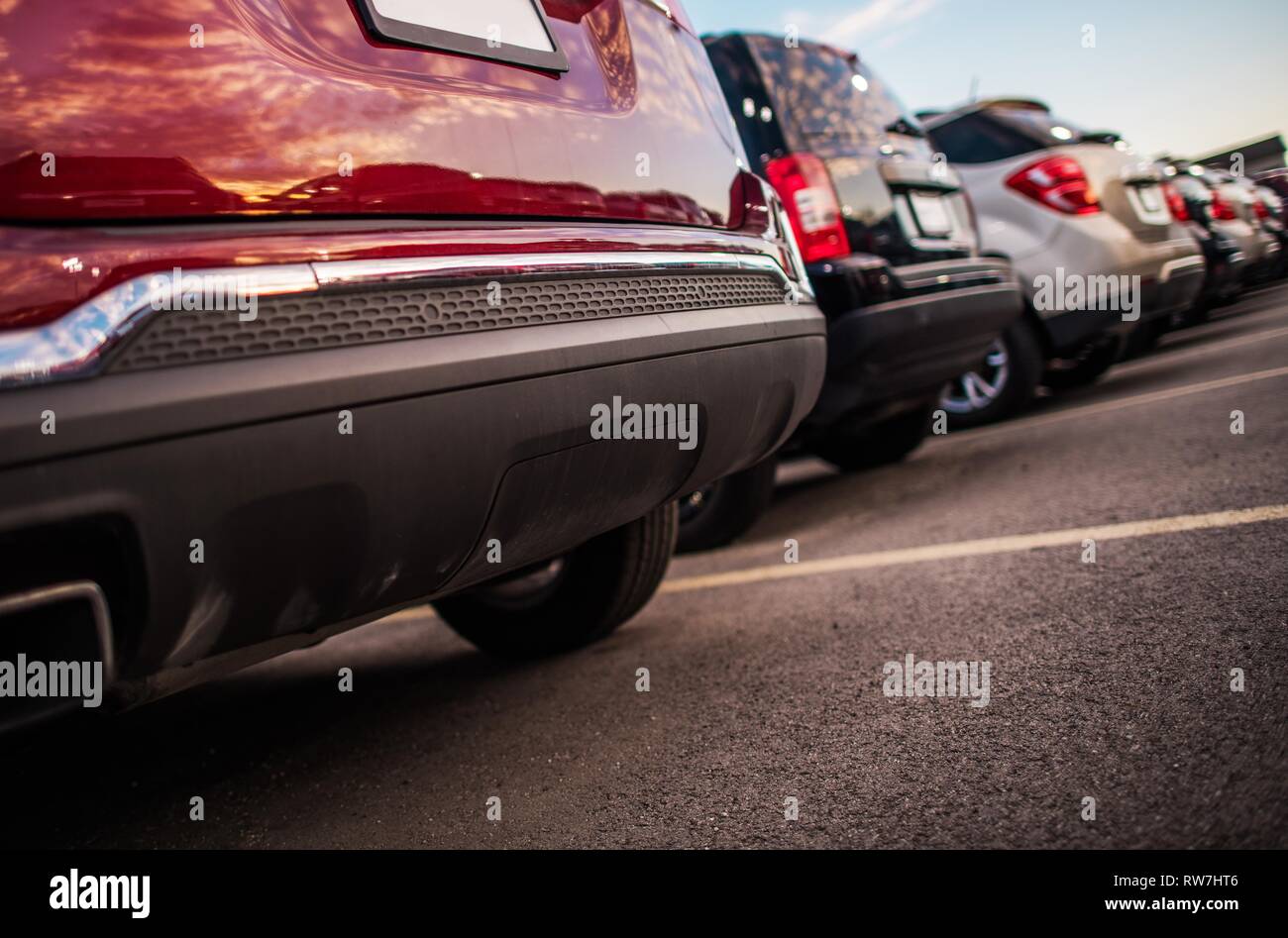 Shopping Center Parkplatz voller moderner Autos. Automobil und Transport Thema. Stockfoto