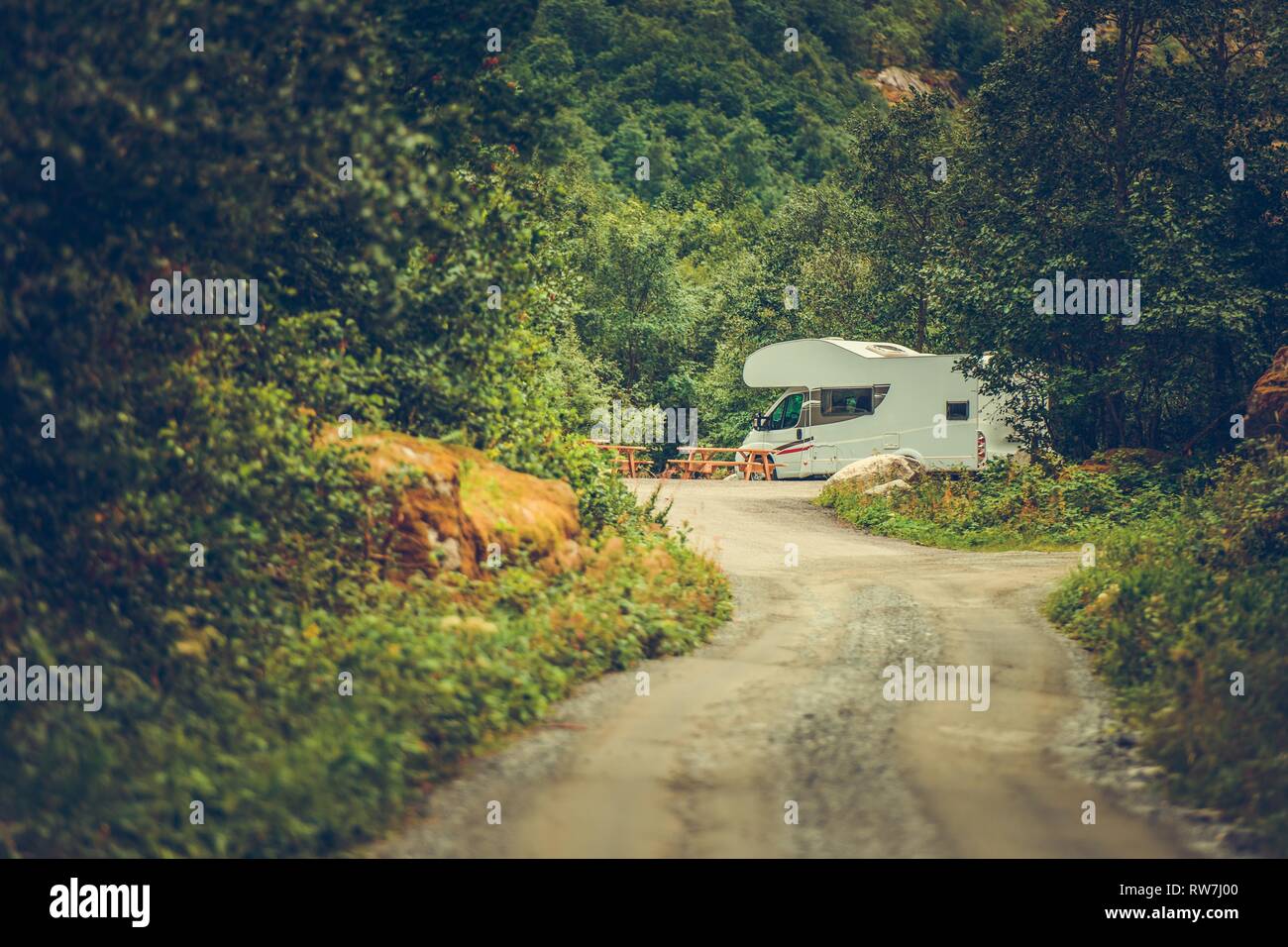 RV Camping Ort ruhig und versteckt zwischen den Bäumen. Moderne Camper. Urlaub. Stockfoto