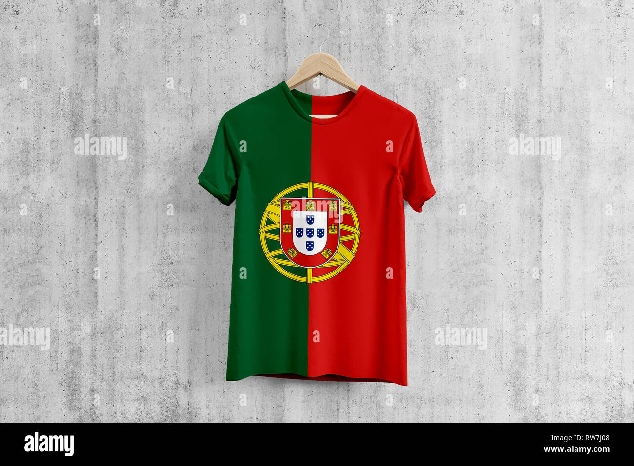 Portugal Flagge T-Shirt auf Kleiderbügel, portugiesische Team einheitliche Design Idee für die Bekleidungsindustrie. Nationale Abnutzung. Stockfoto