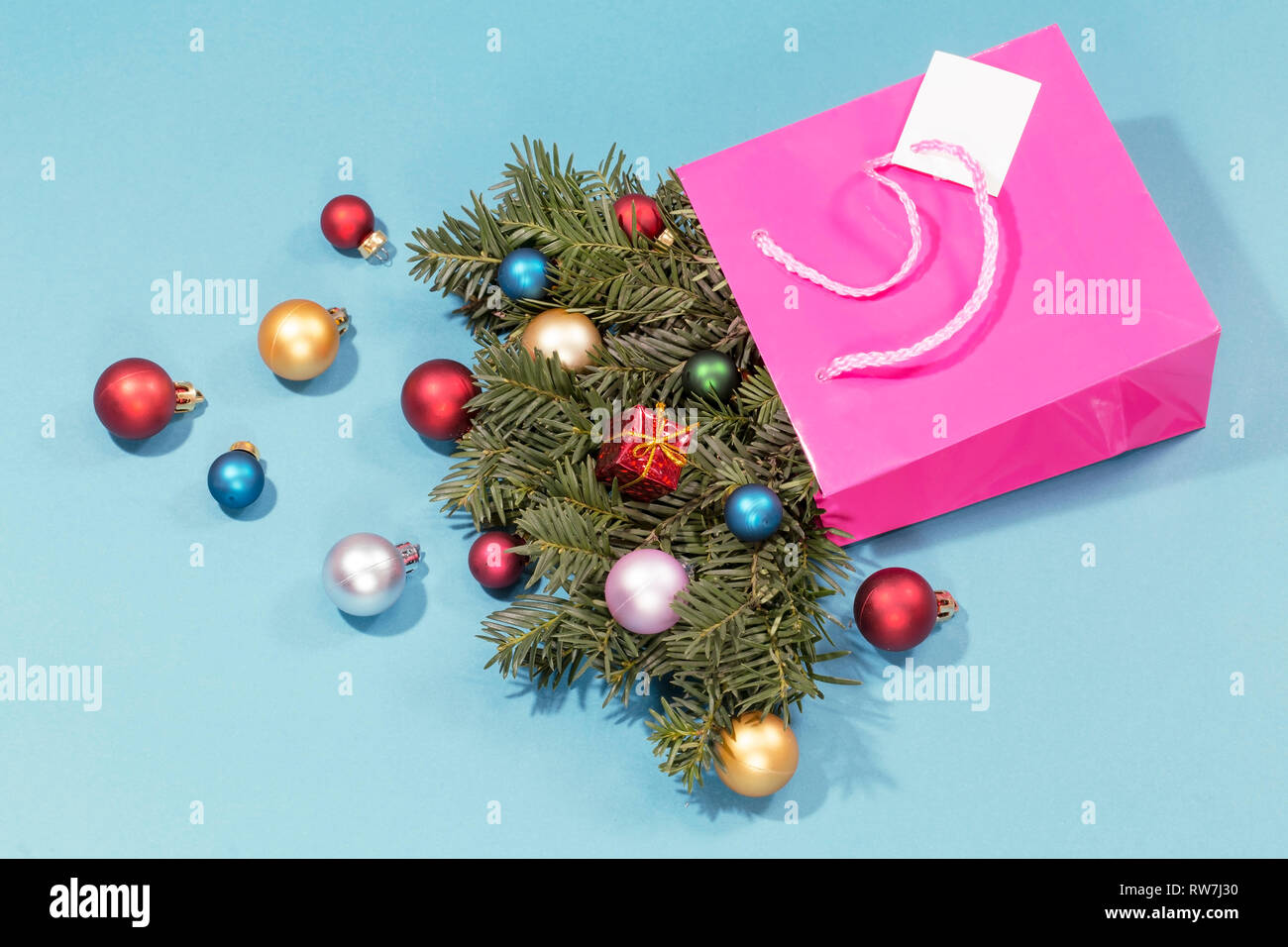 Papier Einkaufstasche mit in das neue Jahr und Weihnachten Dekoration Stockfoto