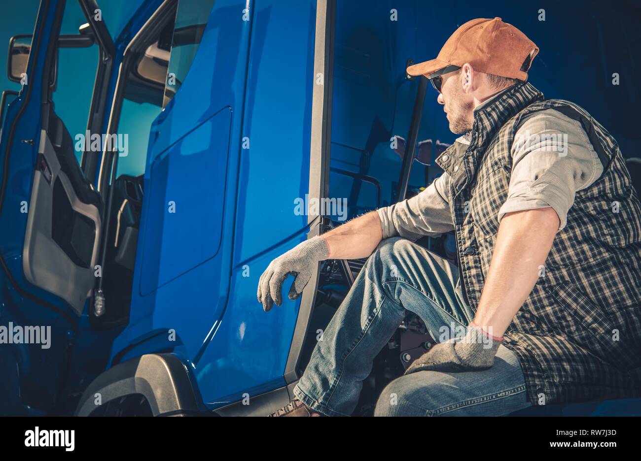 Der Fahrer und sein Fahrzeug. Kaukasische Trucker in seinem 30s Pause auf seinem Halb. Stockfoto