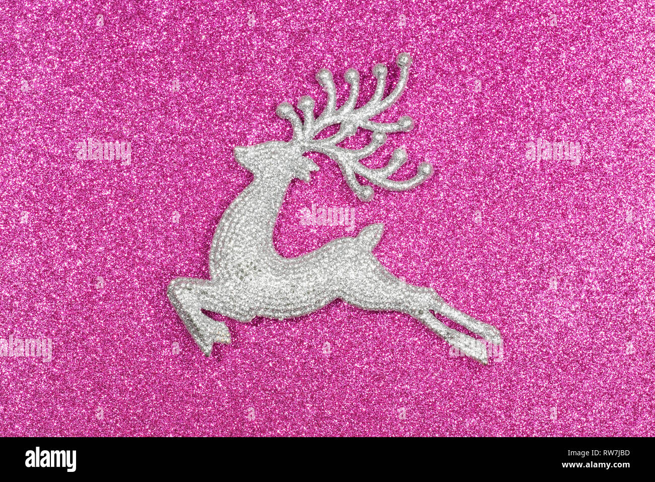 Weihnachten und Neujahr hart auf den lila Glitzer Hintergrund Stockfoto