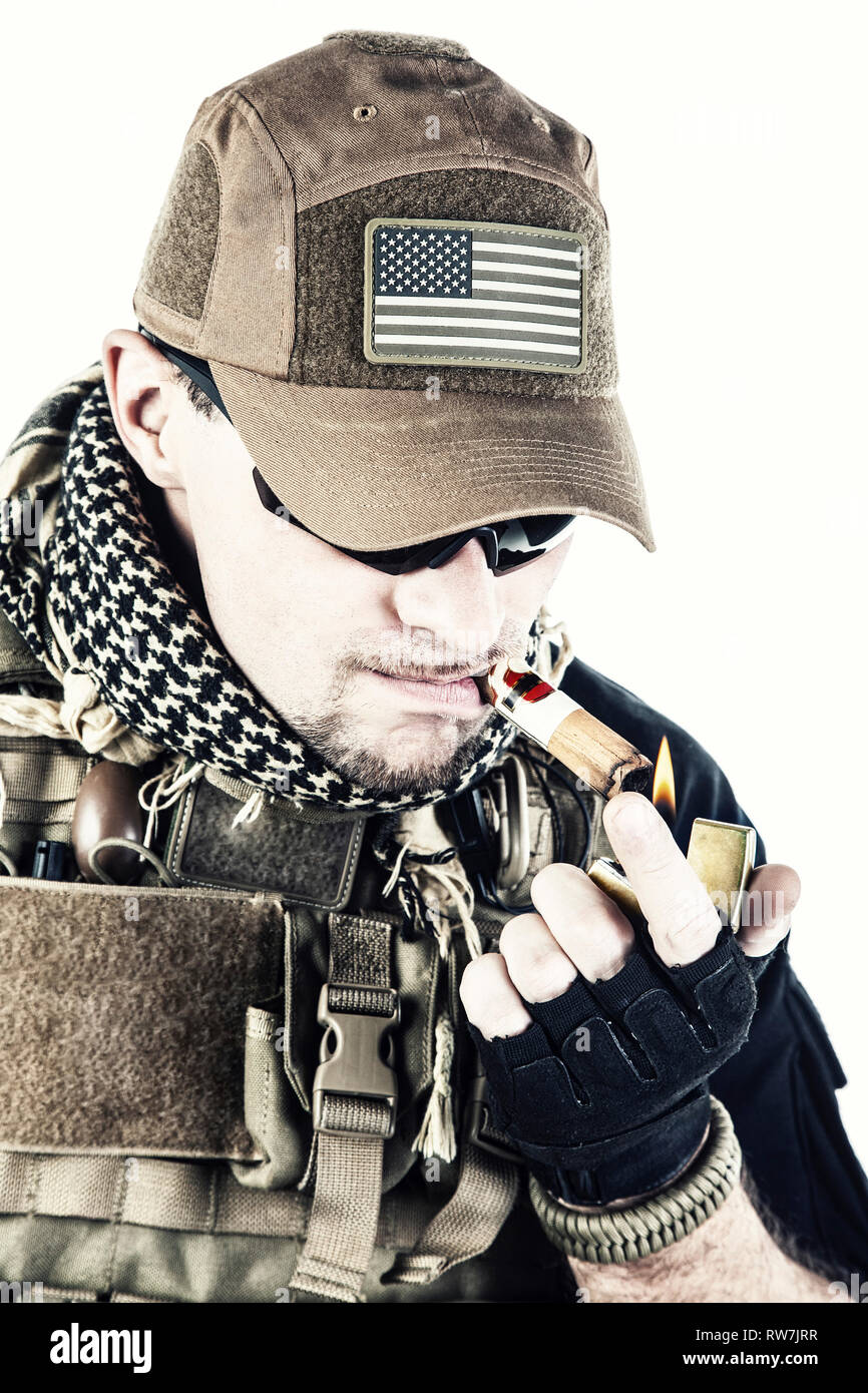 Studio shot von privaten militärischen Auftragnehmer PMC Rauchen einer Zigarre. Stockfoto