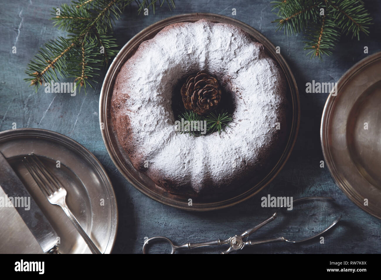Weihnachten und das neue Jahr Kuchen auf vintage Silver Plate - Ansicht von oben Stockfoto