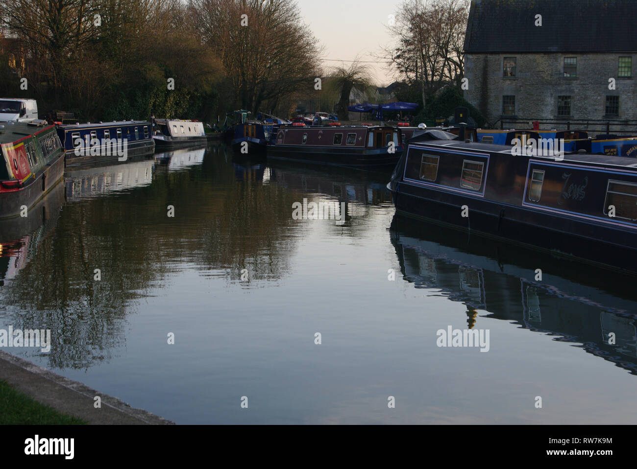 Die Kennet und Avon Kanal in Bradford on Avon, Wiltshire, Großbritannien Stockfoto