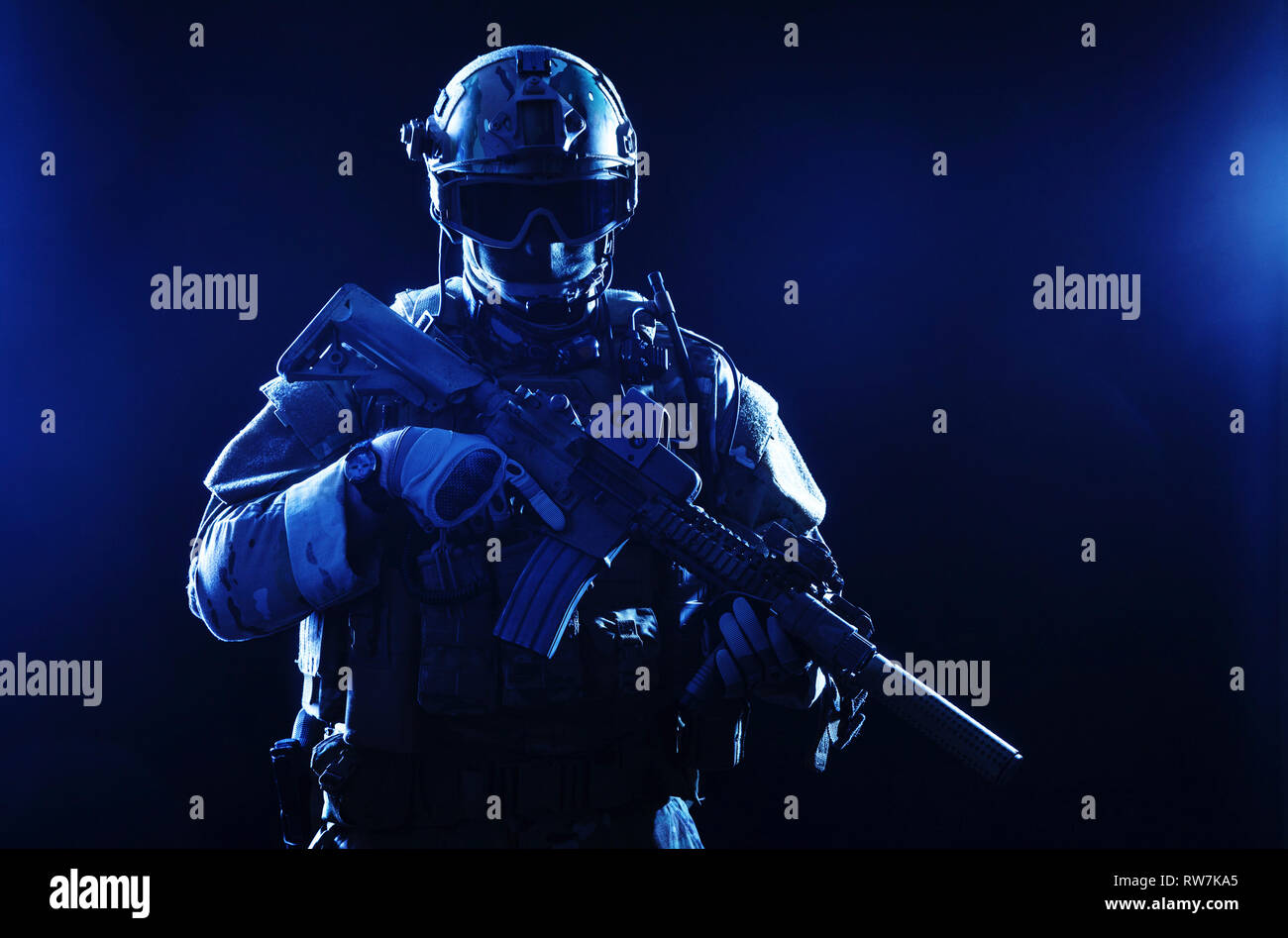 Special forces Soldat mit Gewehr auf dunklem Hintergrund. Stockfoto