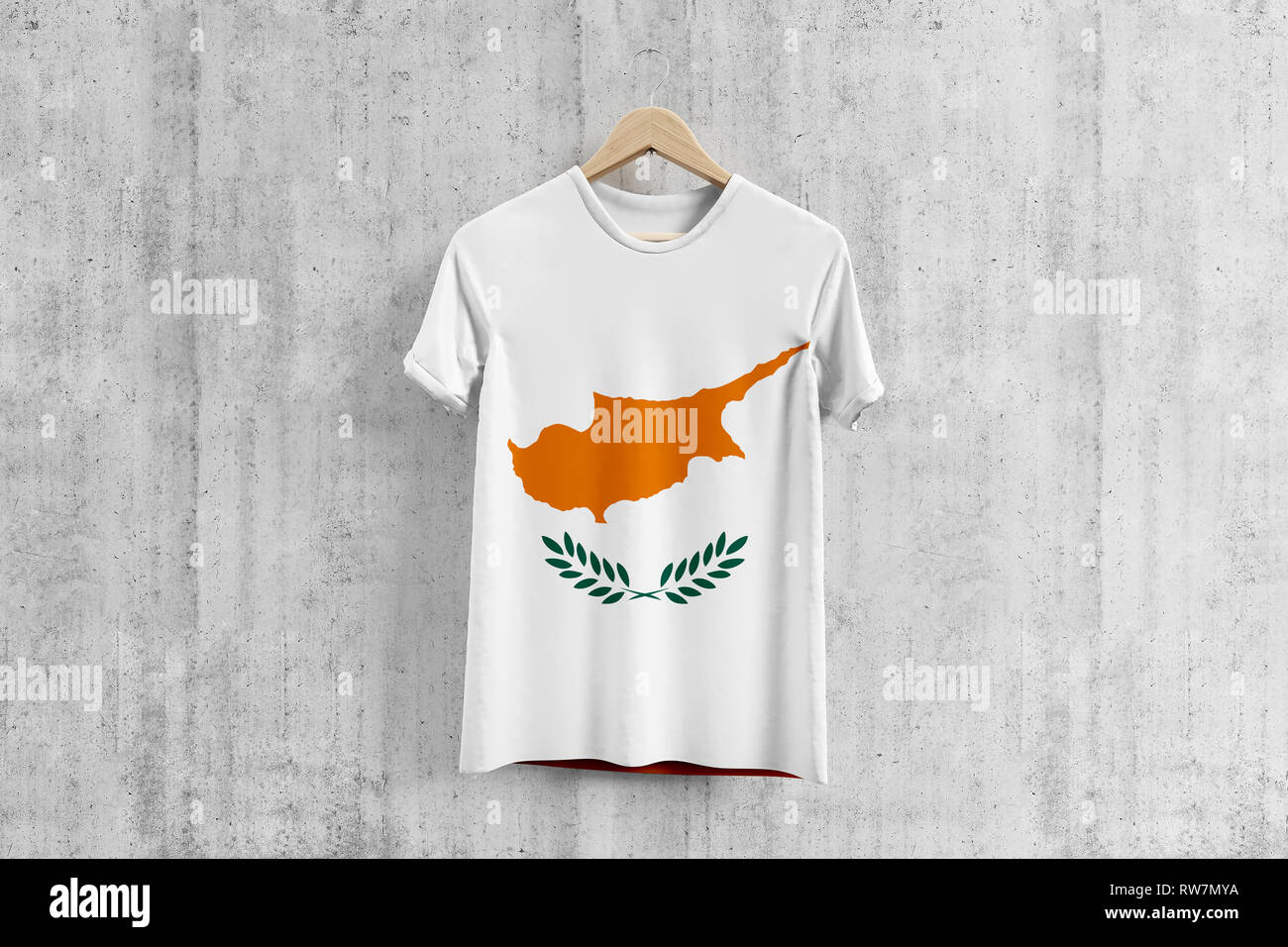 Zypern Flagge T-Shirt auf Kleiderbügel, zypriotische Team einheitliche Design Idee für die Bekleidungsindustrie. Nationale Abnutzung. 3D-Rendering. Stockfoto