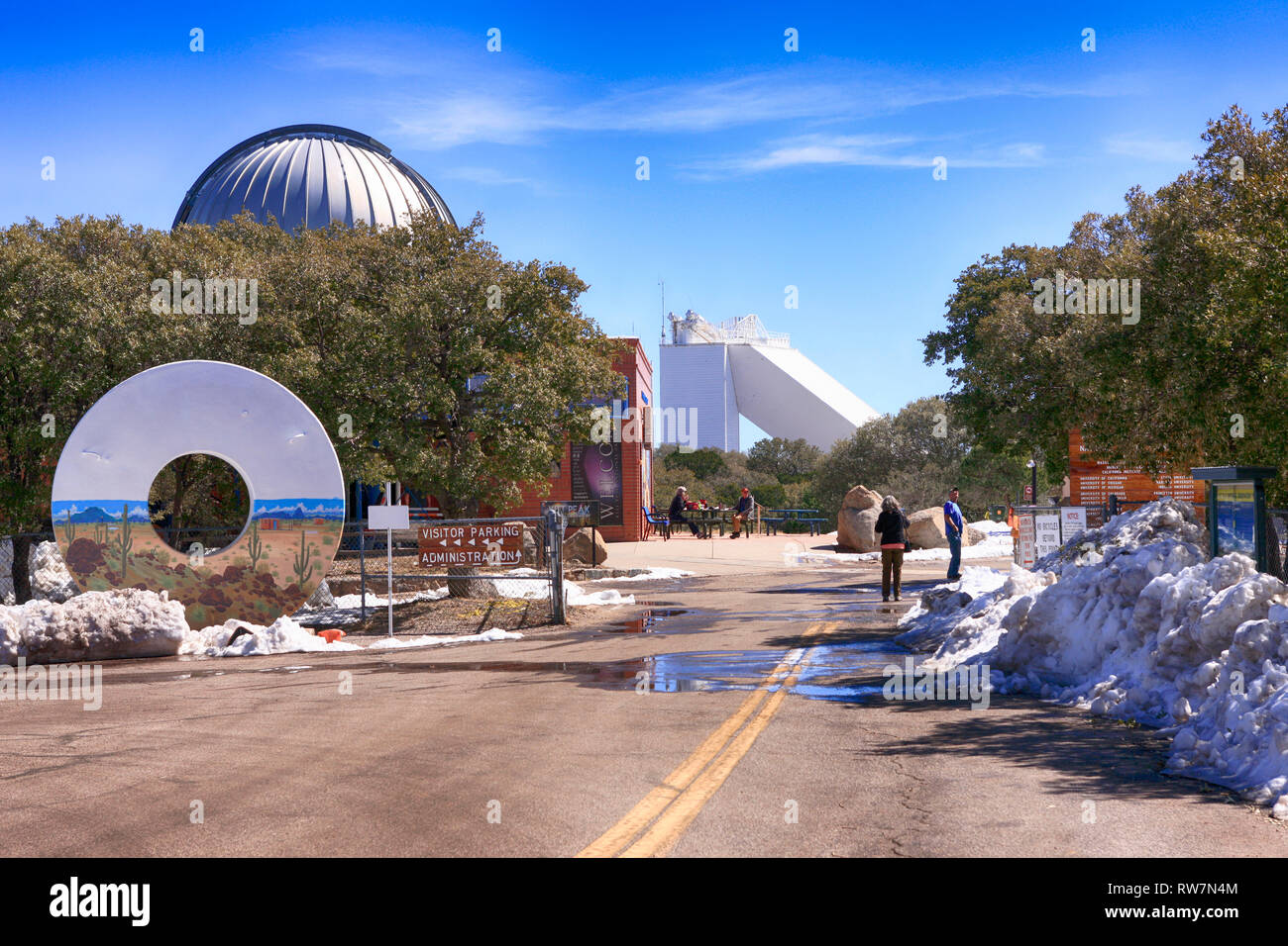 Donut geformt Kunstwerk am Eingang des Kitt Peak National Observatory in Arizona Stockfoto