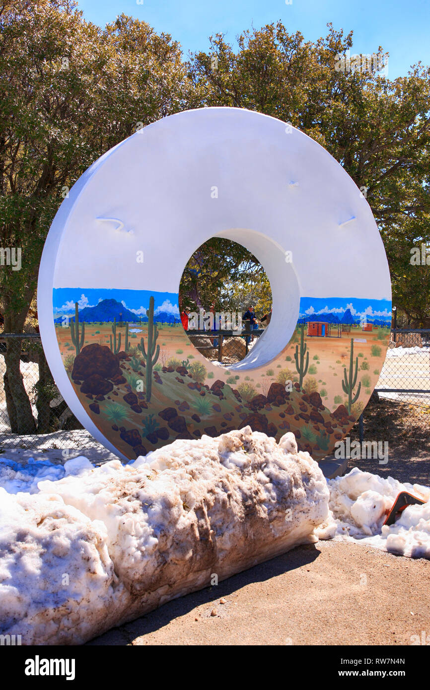Donut geformt Kunstwerk am Eingang des Kitt Peak National Observatory in Arizona Stockfoto