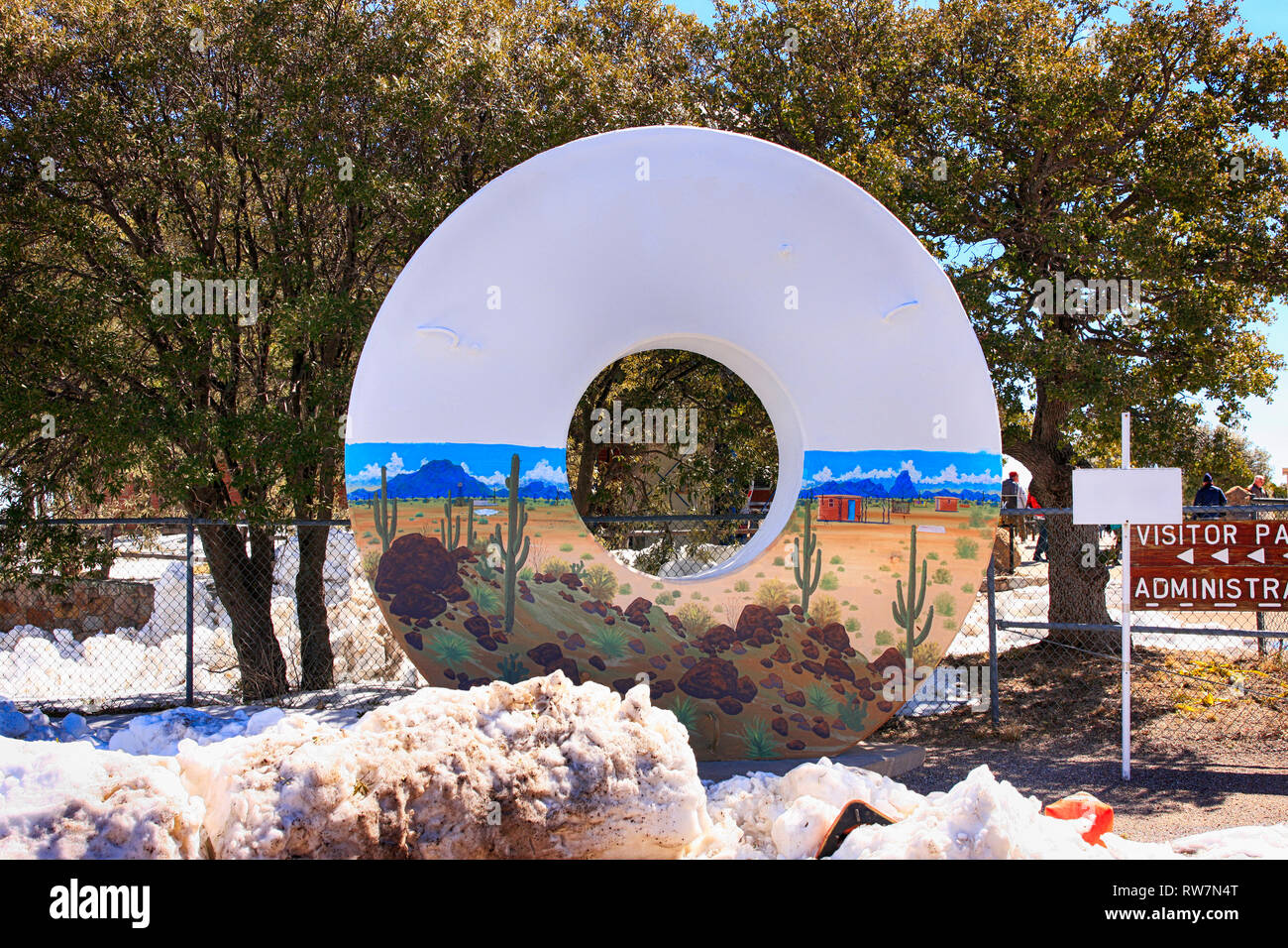 Donut geformt Kunstwerk am Eingang des Kitt Peak National Observatory in Arizona Stockfoto