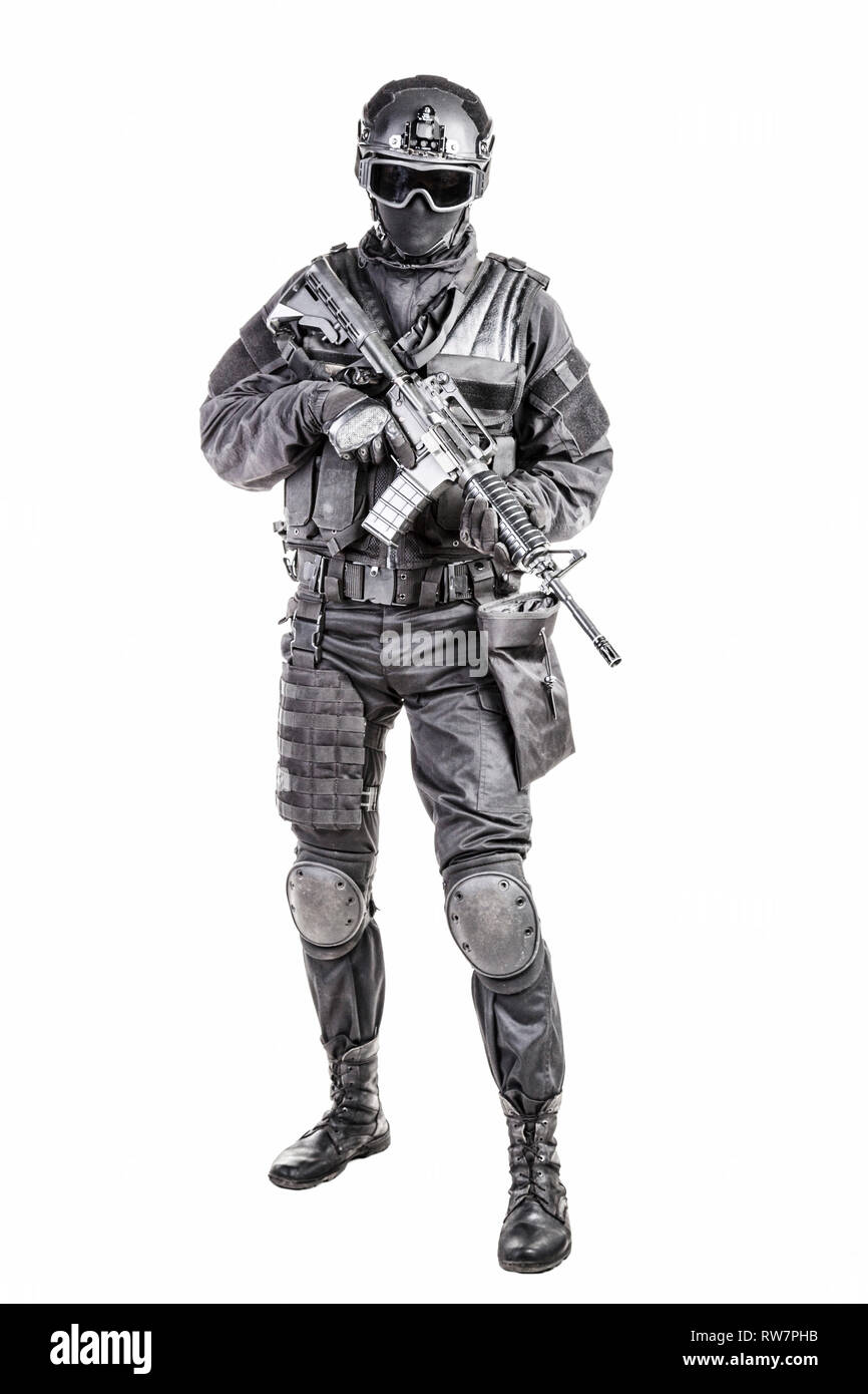 Spec Ops Polizeioffizier SWAT in schwarzer Uniform und Gesichtsmaske. Stockfoto