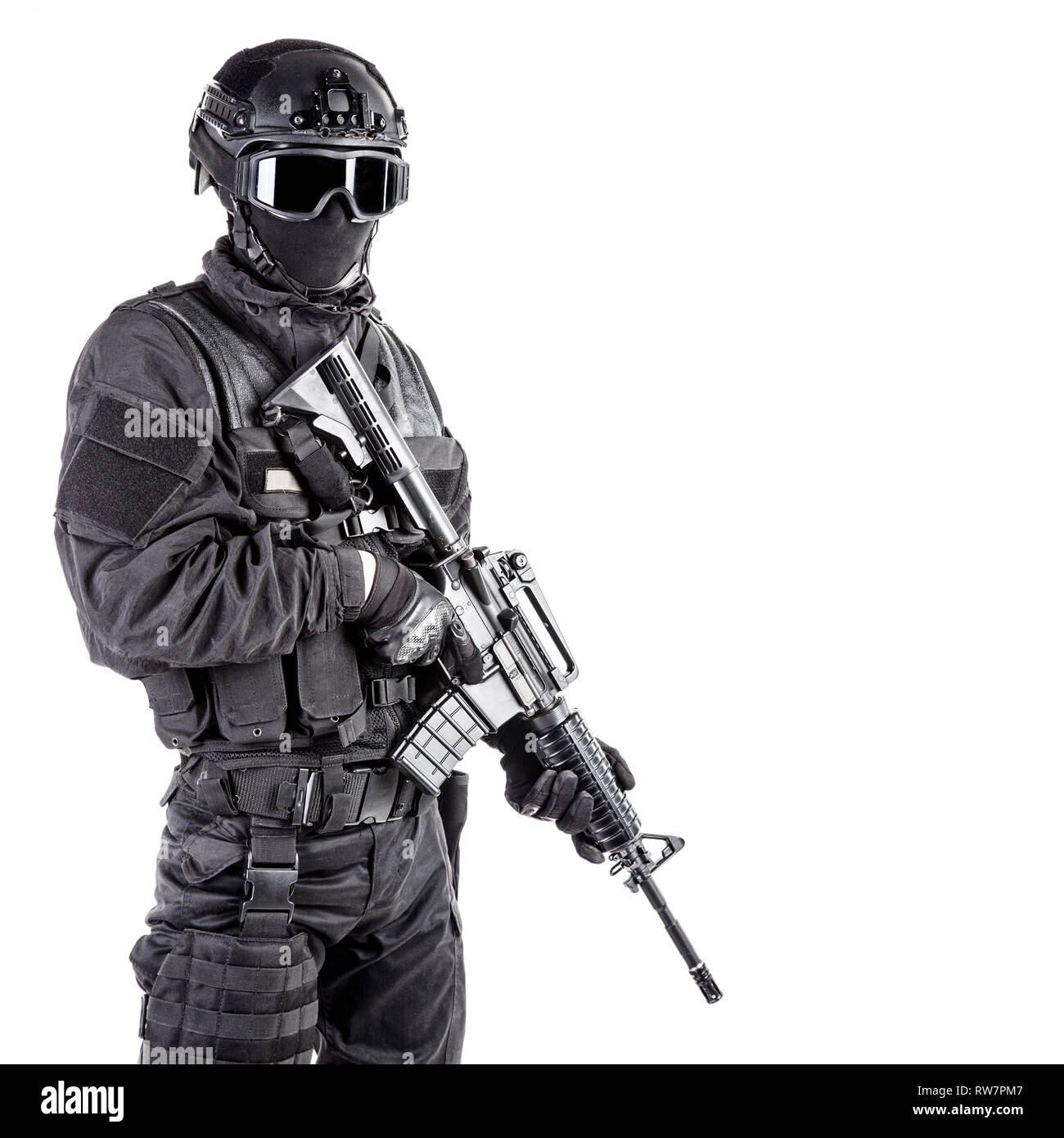 Spec Ops Polizeioffizier SWAT in schwarzer Uniform und Gesichtsmaske. Stockfoto