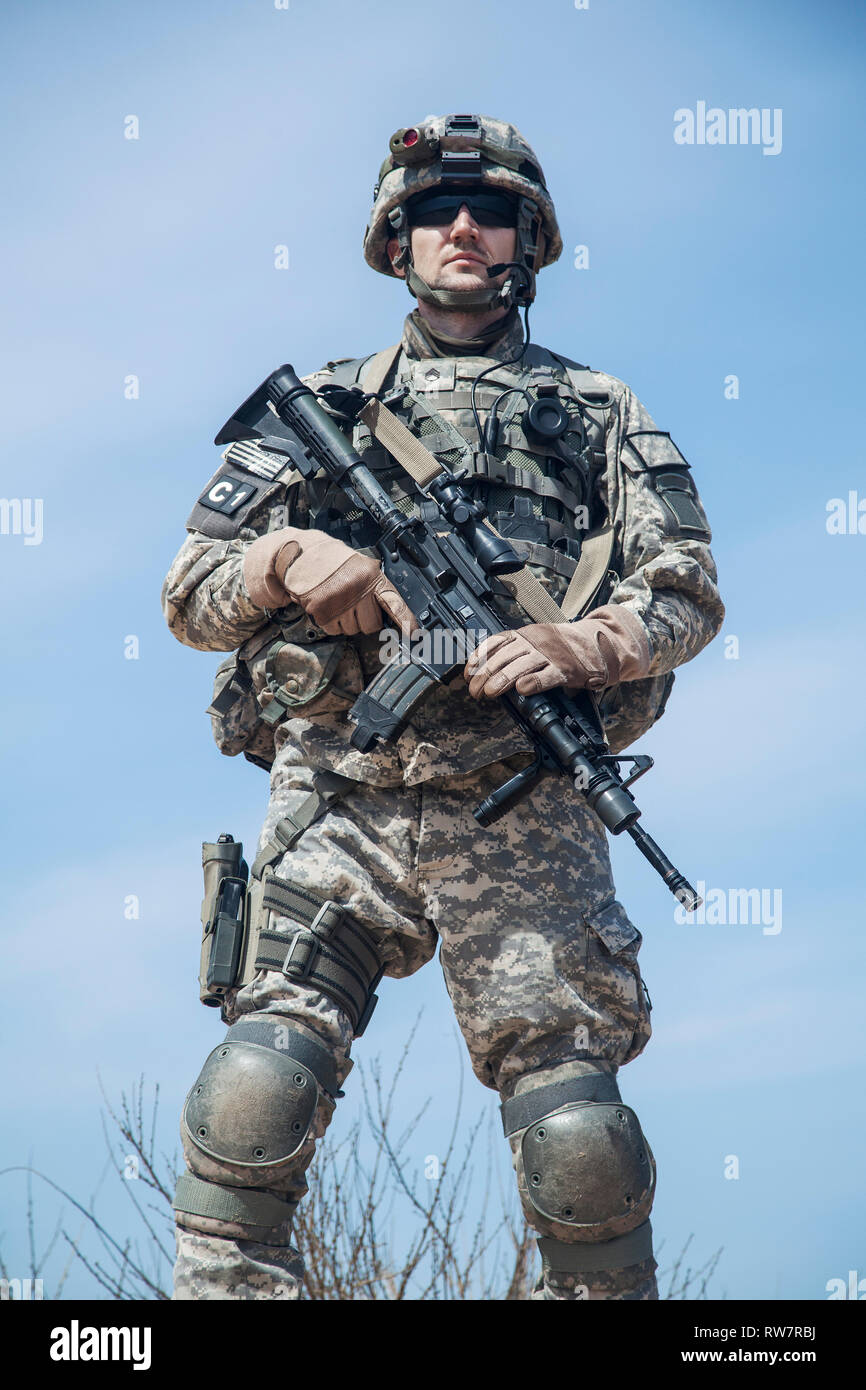 Portrait von United States airborne Infanterie Mann mit Gewehr. Stockfoto
