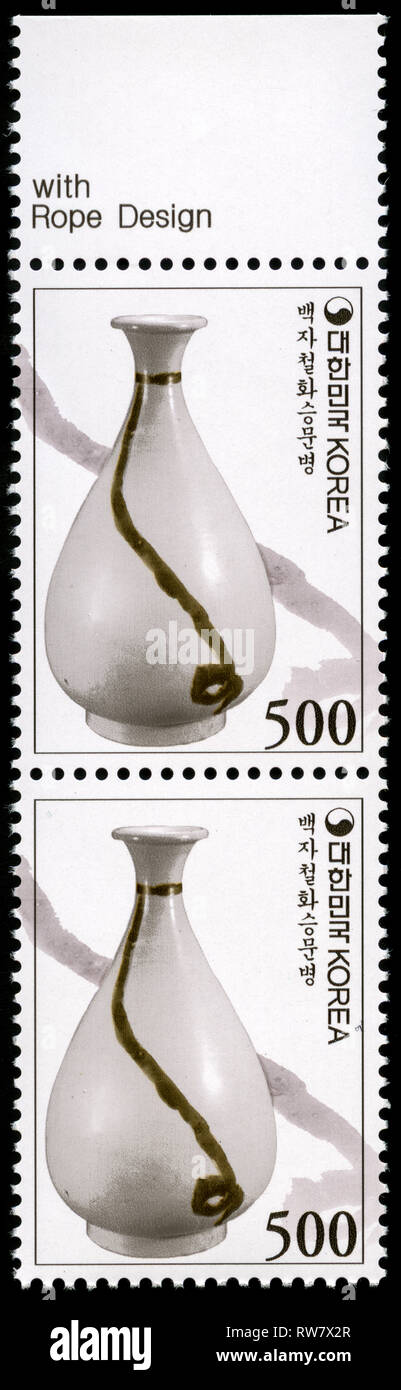 Zwei Briefmarken aus Südkorea in den weißen Porzellan Flasche mit unterglasur Eisen Serie in 2003. Stockfoto