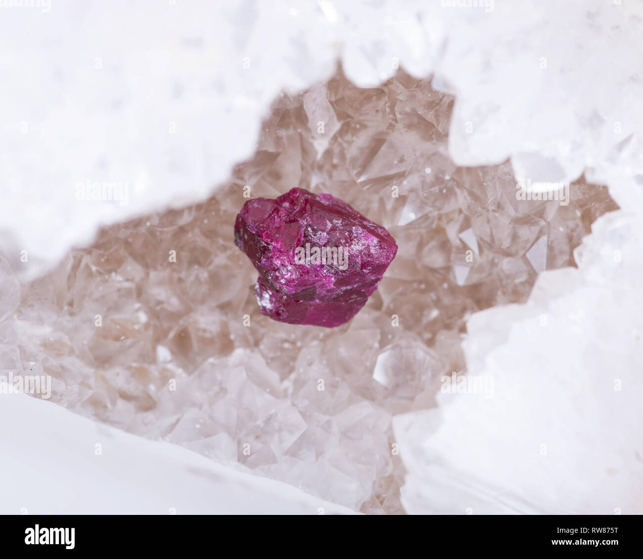 Top Qualität eine kleine grobe RUBY Kristalle aus Tansania auf kristallinen druzy Zentrum von polierten Blue Lace Achat Scheibe aus Brasilien. Roter Korund. Stockfoto