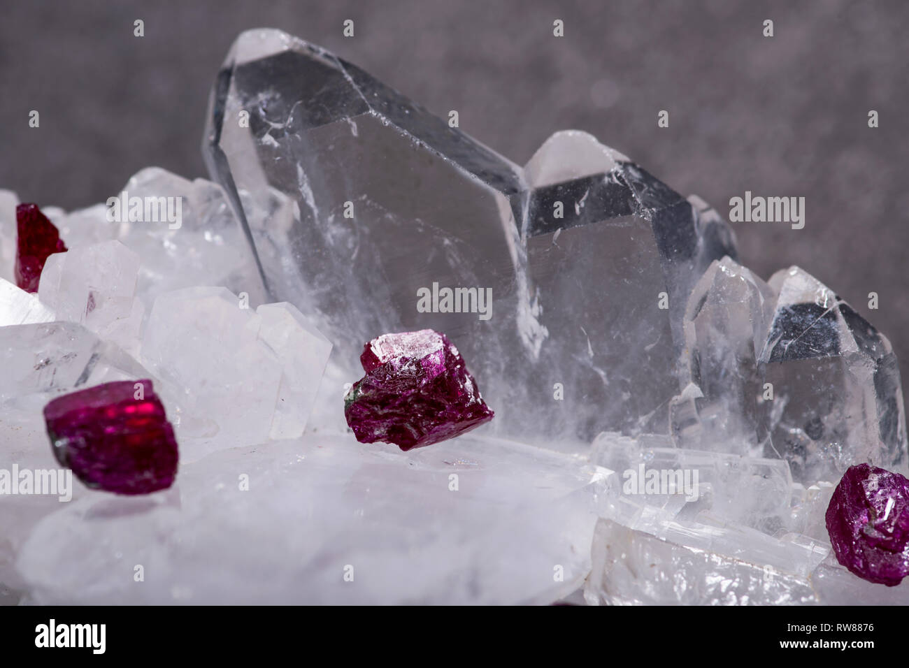 Top Qualität eine kleine grobe RUBY Kristalle aus Tansania am Faden QUARZ CLUSTER. Auf schwarzem Hintergrund isoliert. Stockfoto