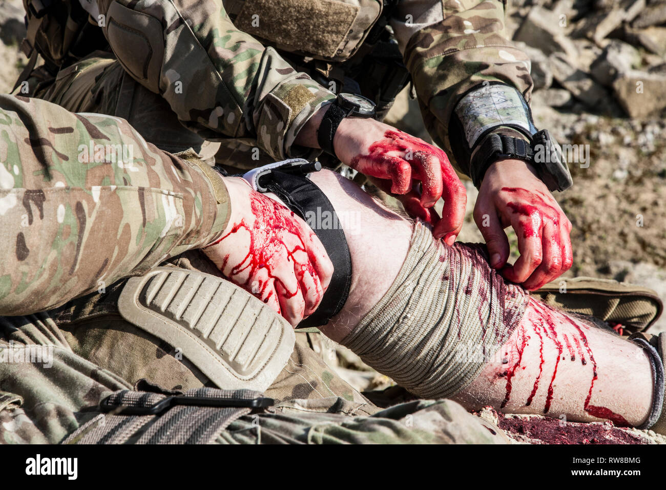 United States Army ranger Medic behandeln die Wunden der verletzten Soldaten. Stockfoto