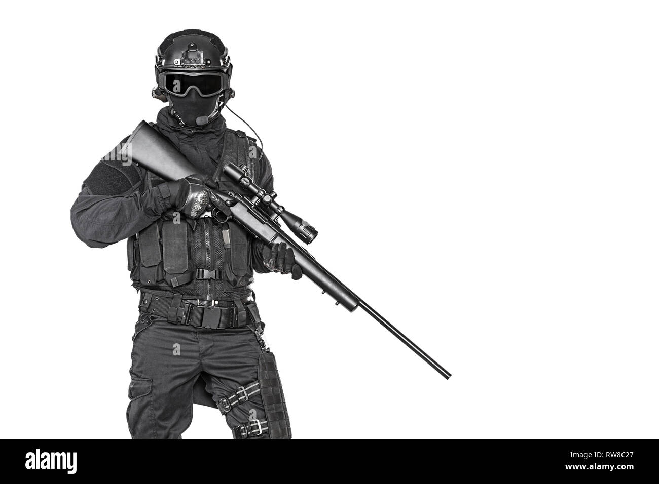 Studio shot von SWAT Operator mit Scharfschützengewehr. Stockfoto
