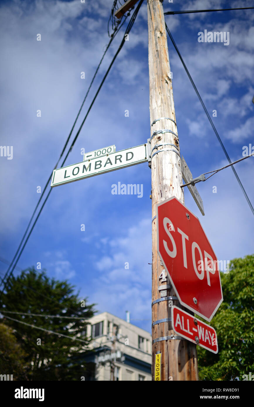 Beliebten Lombard Street in San Francisco wird eine Ost-West-Straße, die berühmt ist für einen steilen, einem Block Abschnitt mit acht Haarnadel. Stockfoto