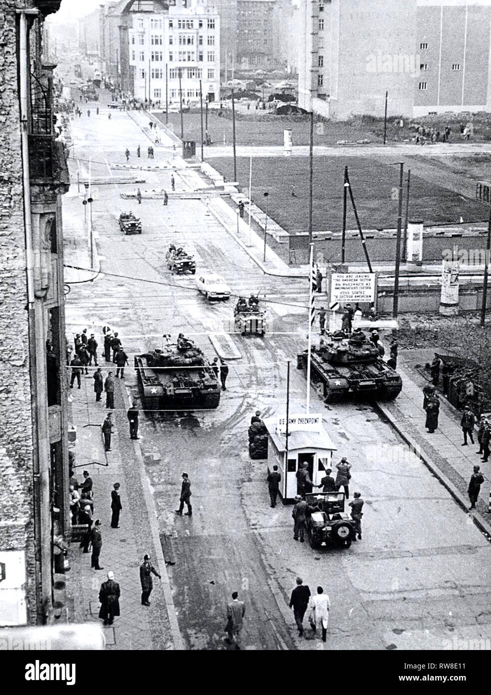 Berlin, Oktober 1961. - Anfang August 23, wenn die Polizei alle aber geschlossen, sieben der Grenzübergänge zwischen den beiden Teilen der Stadt und der beschränkte Zugang für alliierte Personal zu Friedrich Straße, die Kommunisten versucht, den Eintritt der Amerikaner in den sowjetischen Sektor zu begrenzen. Diese Kampagne erreichte seinen Höhepunkt im späten Oktober, wenn die "Polizei" bei der Identifizierung von Personen in Ost Berlin offizielle amerikanische Autos bestanden. Die Amerikaner, unter Anleitung von ihrer Regierung, weigerte sich, sich zu identifizieren. Als Demonstration für das Recht auf Zugang zu den Osten. Stockfoto