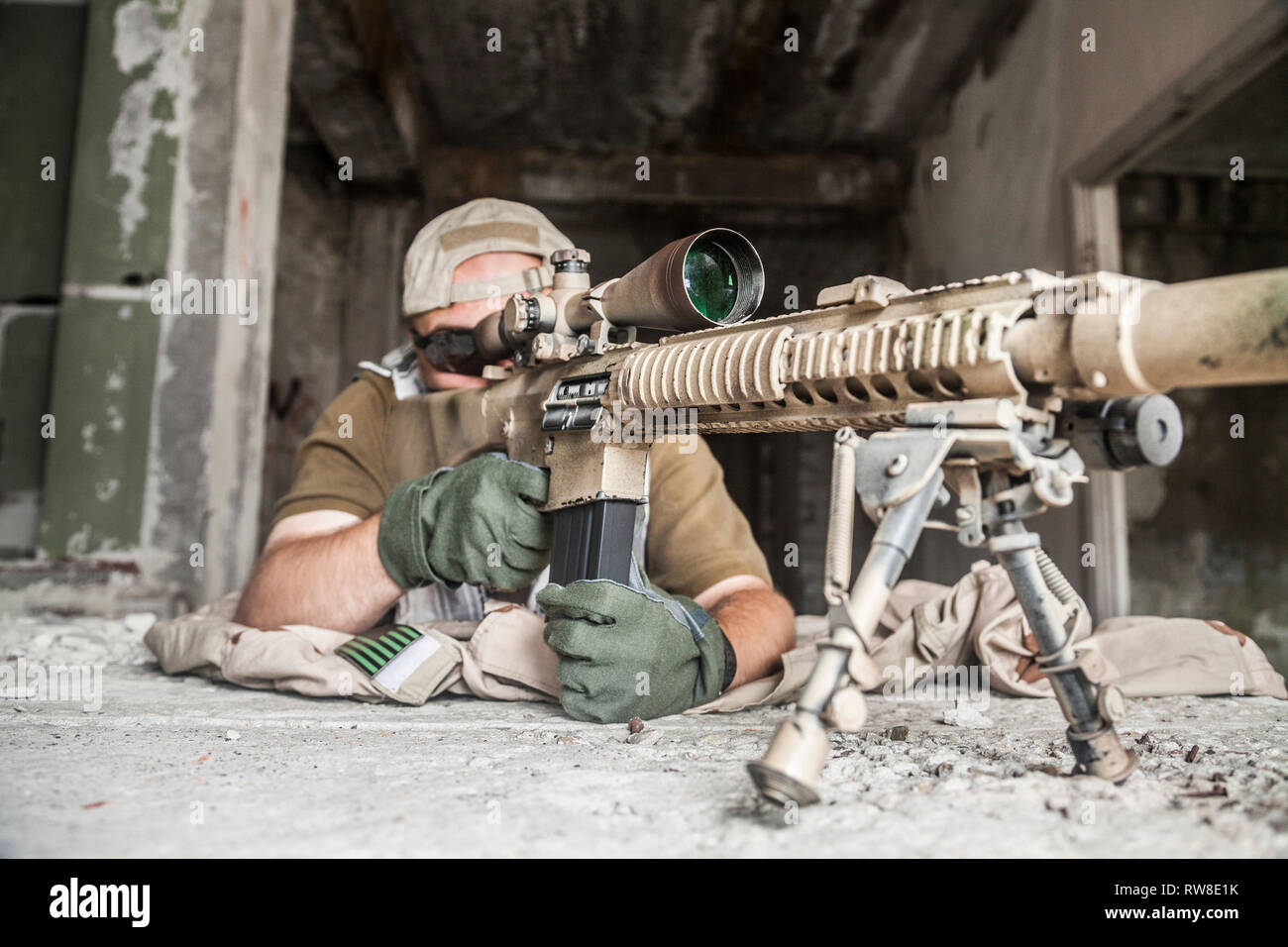 Navy Seal Sniper Mit Gewehr In Aktion Stockfotografie Alamy