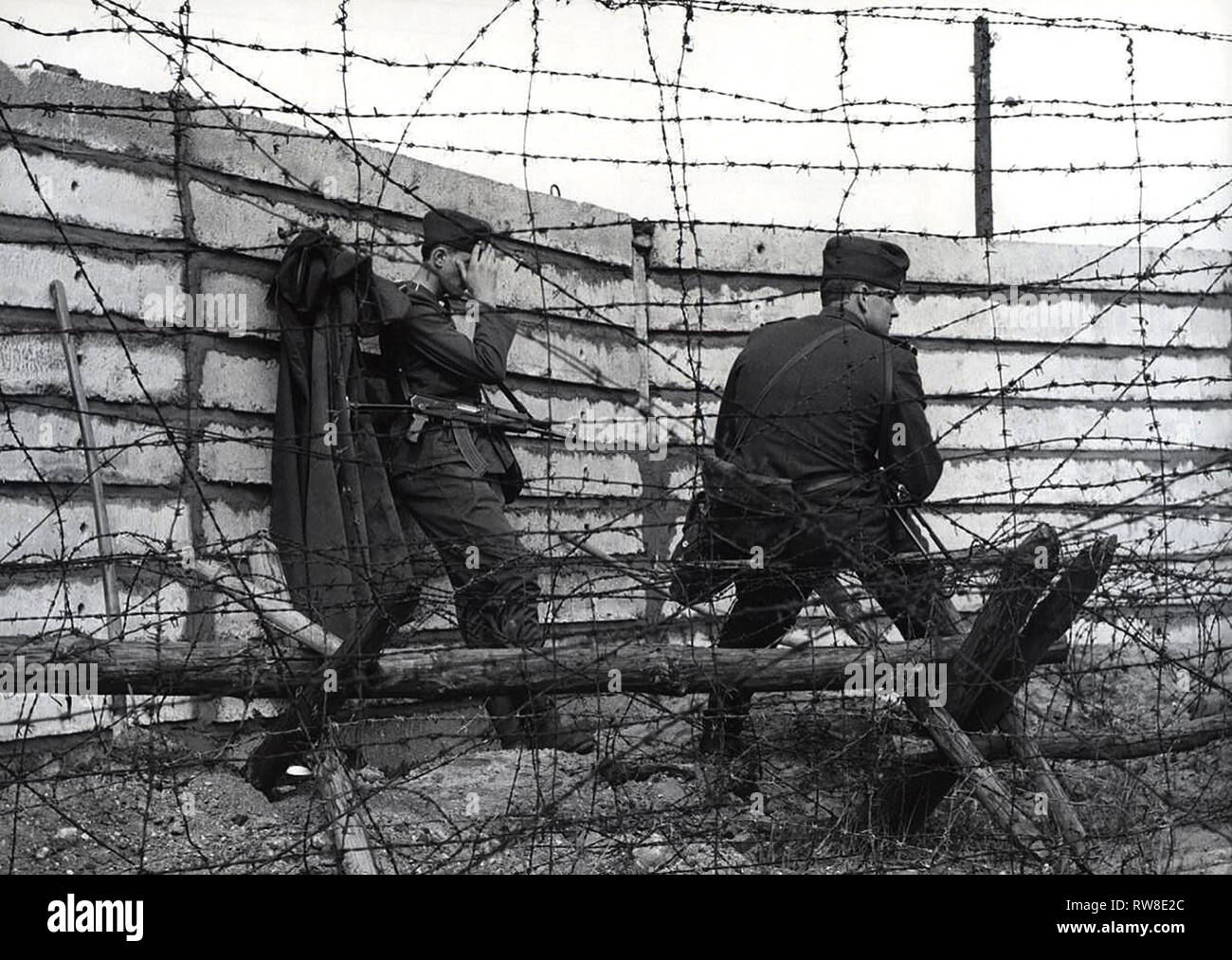 Ostdeutsche Soldaten vor der größten Mauer gebaut bis jetzt - die Arbeit Mannschaften errichtet fünf Meter hinter der alten, baufälligen und teilweise eingestürzten Wand, eine betonplatte neue, stabile Wand von einem Meter Breite, mit Zement ausgegossen. Es hat die Höhe von 2,50 Meter und ist damit die höchste Wand, die es gibt. 10/10/1962 Stockfoto