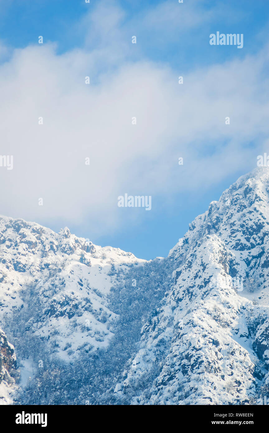 Breites Panorama der schneebedeckten Bergen Zabarwan in Kaschmir. Himalaya in Kaschmir Indien Stockfoto