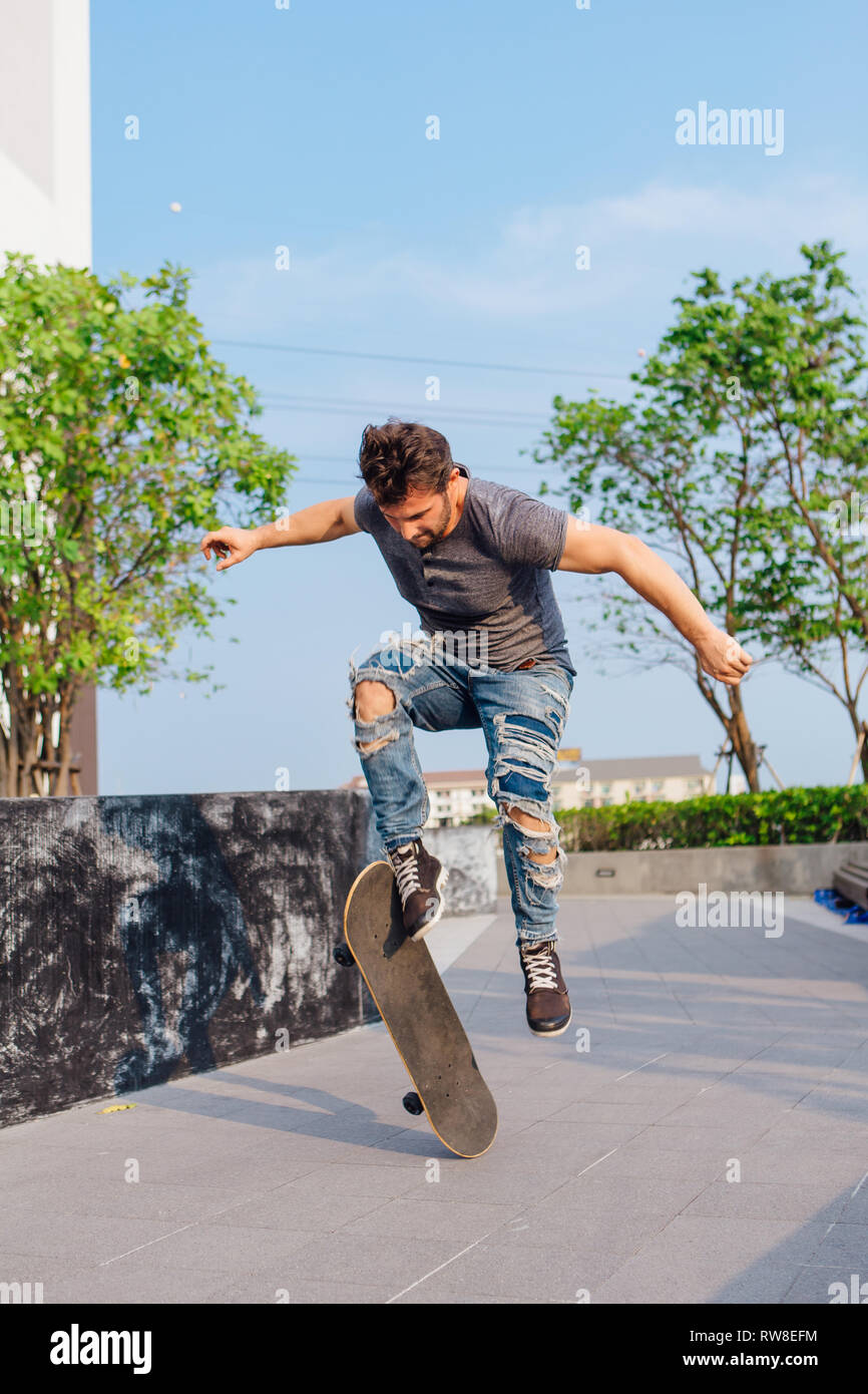 Skateboarder tun ein Skateboard trick Ollie auf der Straße einer Stadt Stockfoto