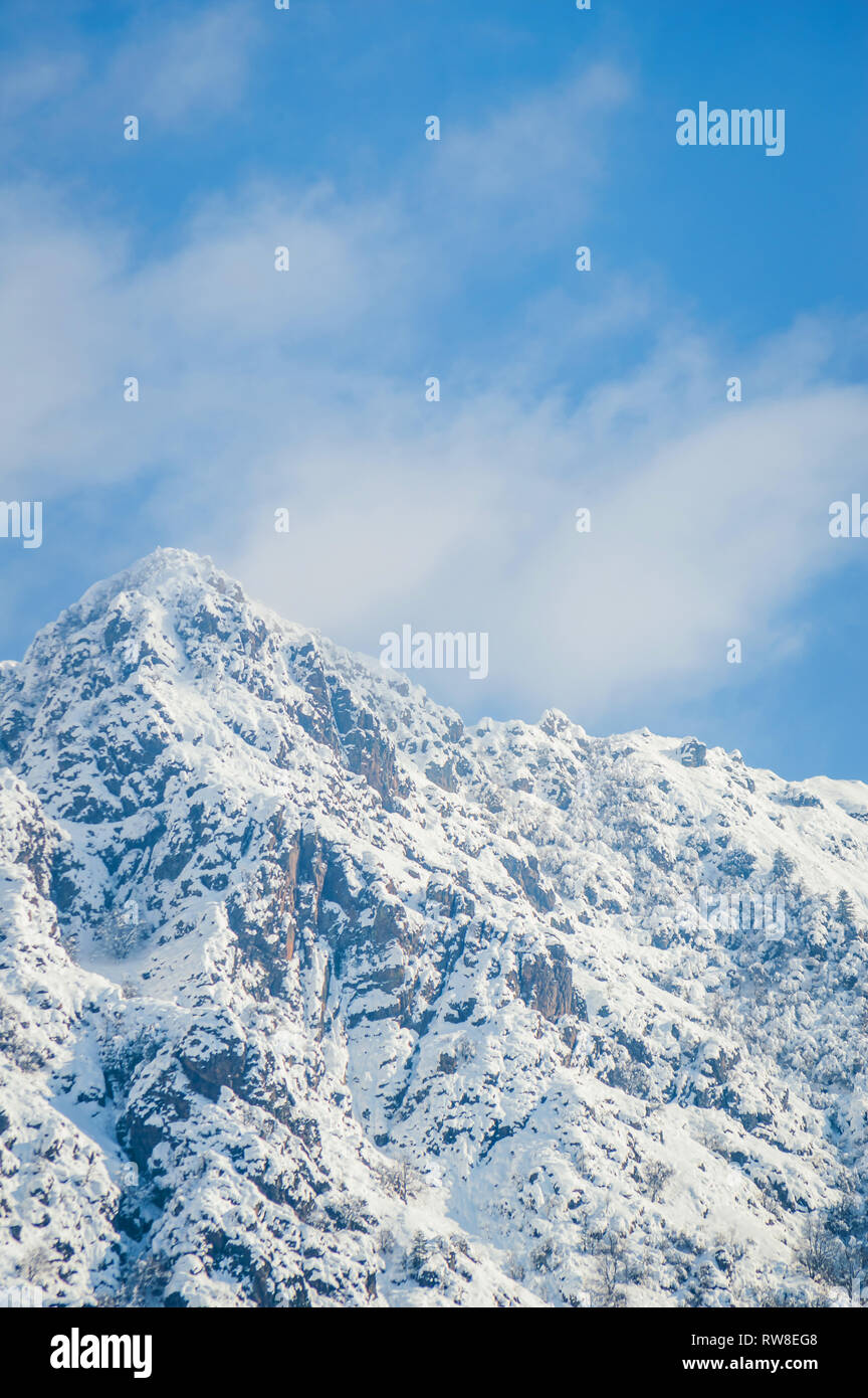 Breites Panorama der schneebedeckten Bergen Zabarwan in Kaschmir. Himalaya in Kaschmir Indien Stockfoto