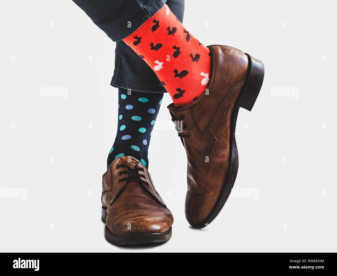 Die Beine der Männer, Schöne, trendige Schuhe, blaue Hosen und Bunte Socken  auf einen weißen, isolierten Hintergrund. Close-up. Konzept von Stil und  Eleganz Stockfotografie - Alamy