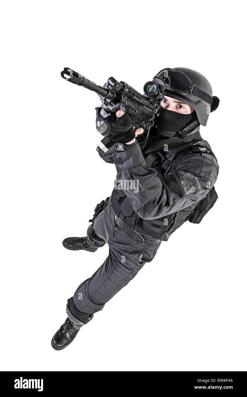 Spec Ops Polizeioffizier SWAT in schwarzer Uniform, Studio gedreht. Stockfoto