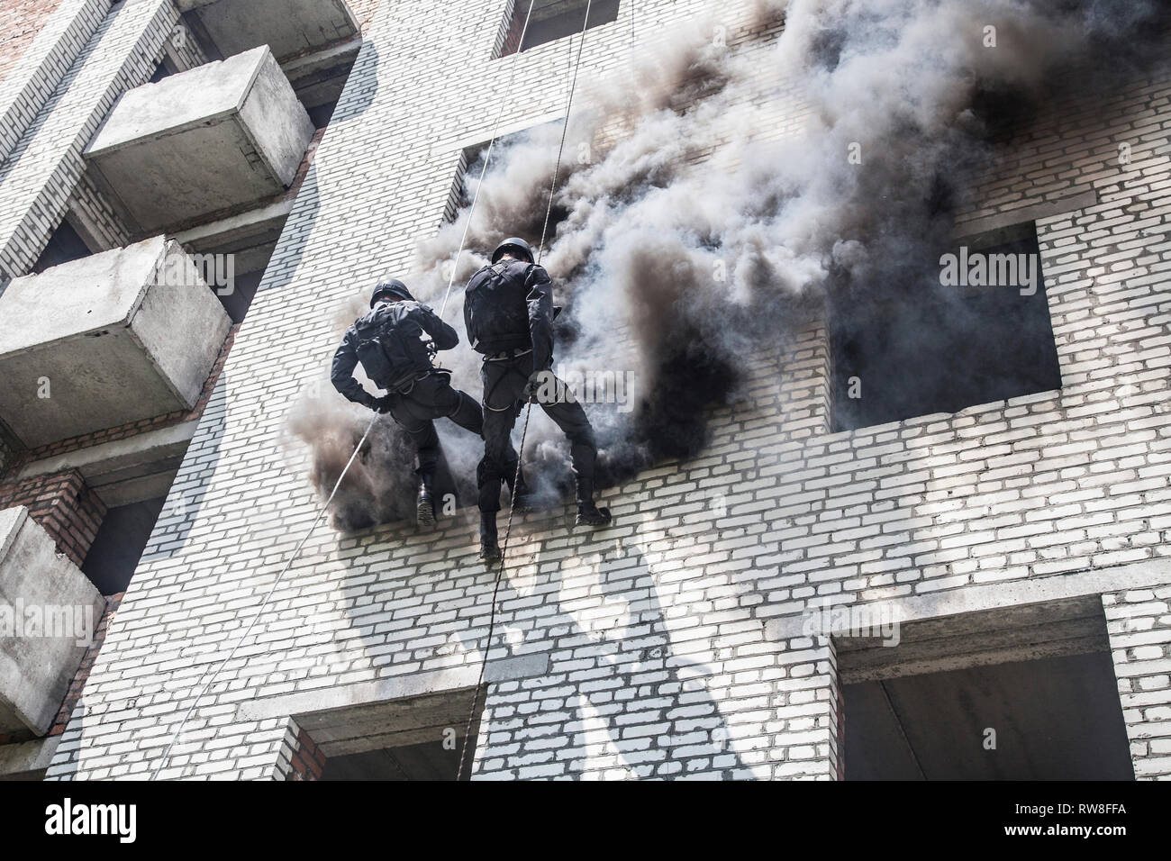 Spec Ops Polizisten SWAT in Angriff. Stockfoto