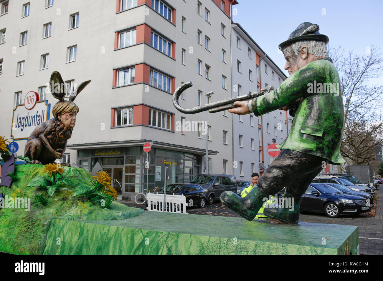 Mainz, Deutschland. 04 Mär, 2019. Der Schwimmer zeigt deutsche Innenminister Horst Seehofer versucht, einen Hasen mit einem Kopf von Bundeskanzlerin Angela Merkel zu schießen, aber erschießt sich statt. Rund eine halbe Million Menschen säumten die Straßen von Mainz für die traditionelle Rose Montag Karnevalsumzug. Die 9 km lange Parade mit über 8.500 Teilnehmern ist eine der drei großen Rose Montag Paraden in Deutschland. Quelle: Michael Debets/Pacific Press/Alamy leben Nachrichten Stockfoto