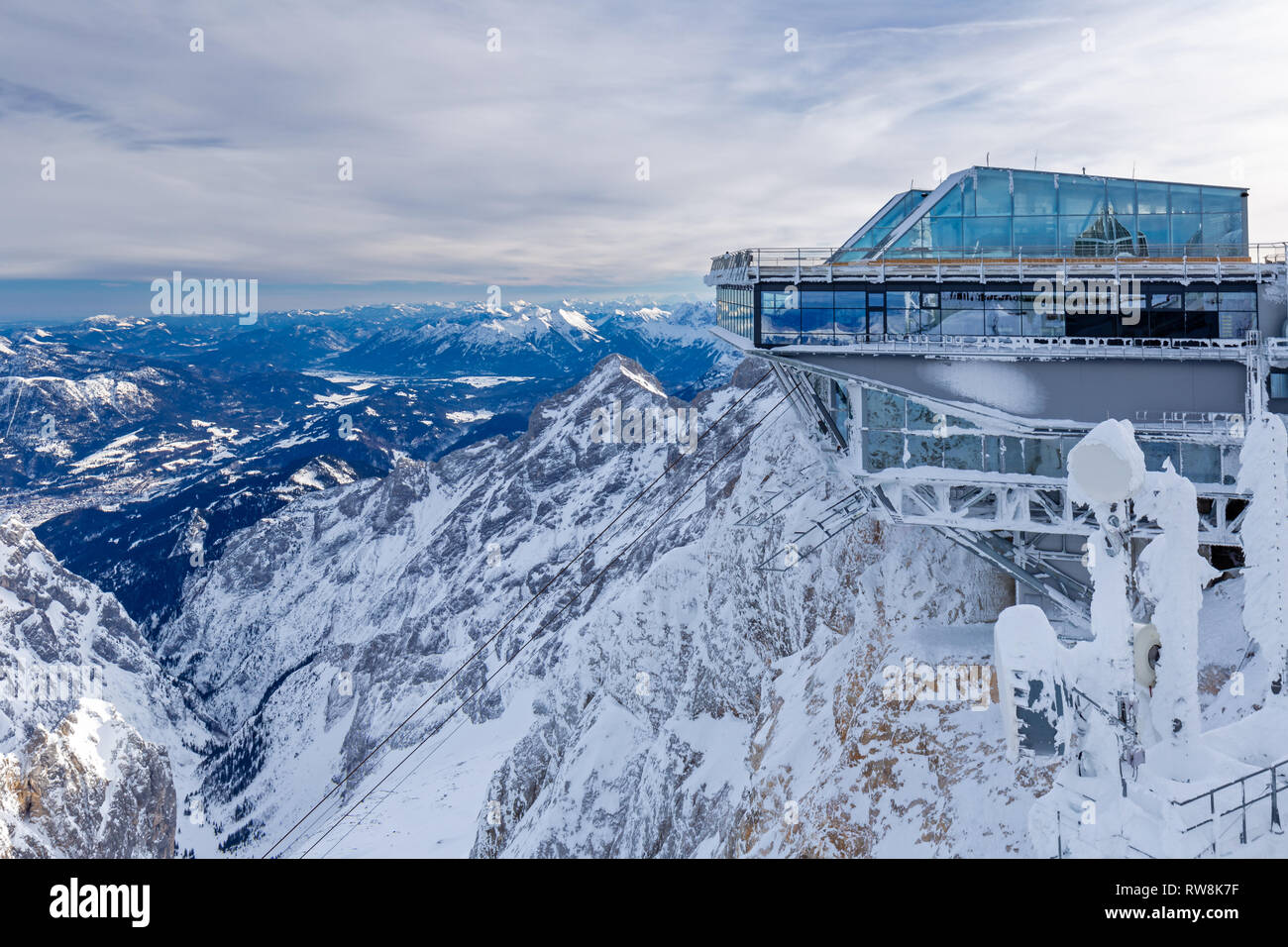 Bergstation der Seilbahn auf die Zugspitze im Winter Stockfoto